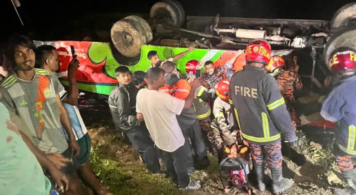 সিলেট-সুনামগঞ্জ মহাসড়কে বাস খাদে পড়ে নারী নিহত, আহত ২০